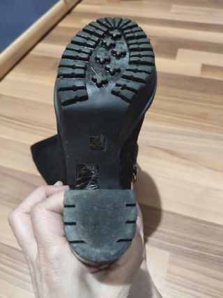 Botas altas negras de segunda mano por 10 EUR en Huelva en WALLAPOP