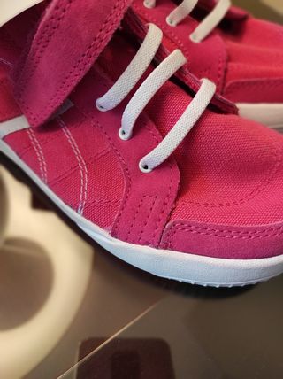 Zapatillas color fucsia de lona de Decathlon Númer de segunda mano por 5  EUR en Badajoz en WALLAPOP