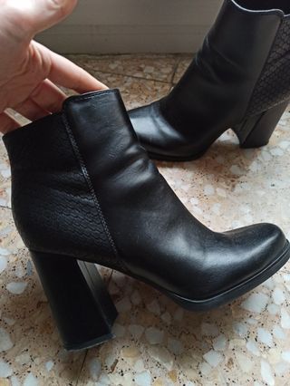Botines negros tacón cuadrado de segunda mano por 10 EUR en Andorra en  WALLAPOP