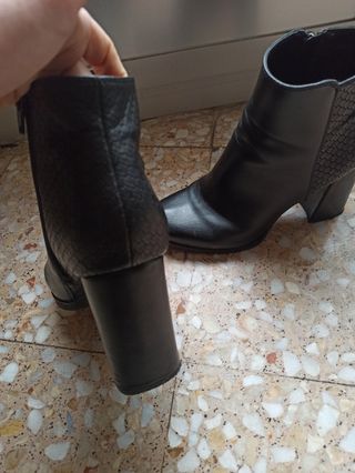 Botines negros tacón cuadrado de segunda mano por 10 EUR en Andorra en  WALLAPOP