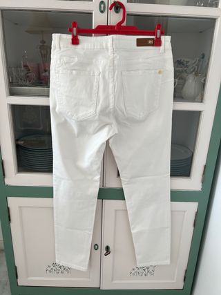 Pantalón blanco Pedro del Hierro de segunda mano por 20 EUR en Sevilla en  WALLAPOP