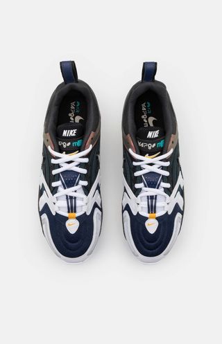 NIKE AIR VAPORMAX PLUS- NEGRAS Y DORADAS