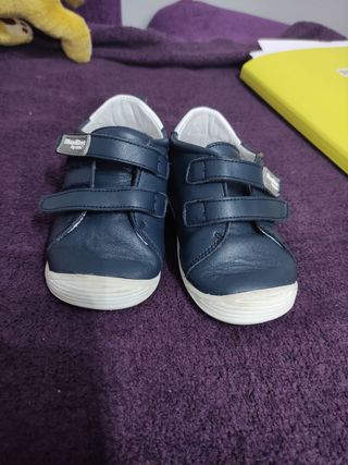 ZAPATOS DE BEBÉ TALLA 23 de segunda mano por 25 EUR en Cuenca en WALLAPOP