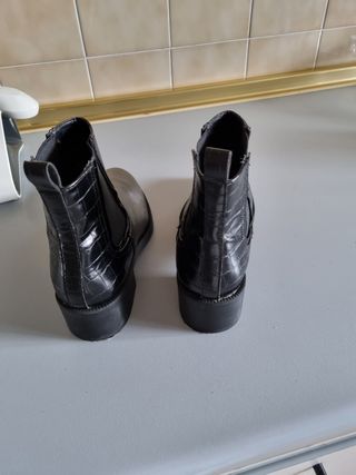 Botines negros piel Zara de segunda mano por 35 EUR en Madrid en WALLAPOP