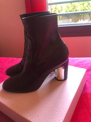 Botines Zara de segunda mano por 4 EUR en Móstoles en WALLAPOP