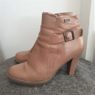 Botas altas mujer beige 39 LadyStork de segunda mano por 18 EUR en Talavera  de la Reina en WALLAPOP