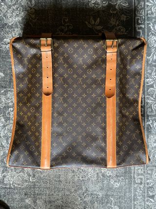 Portador de ropa \\/ Porta traje Louis Vuitton de segunda mano por 700 EUR  en Sitges en WALLAPOP