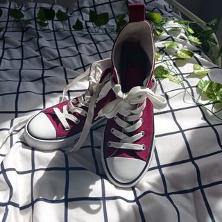 Zapatillas\\/tipo Converse de bota calzado 37 de segunda mano por 5 EUR en  Santurtzi en WALLAPOP