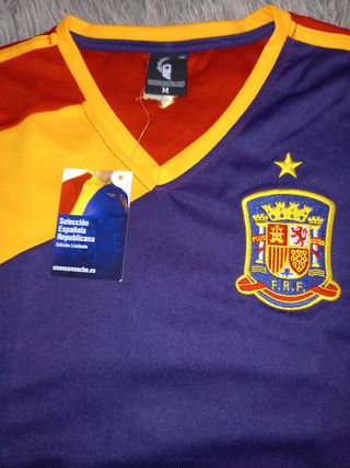 Suspenden la presentación de la camiseta 'republicana' de España para el  Mundial