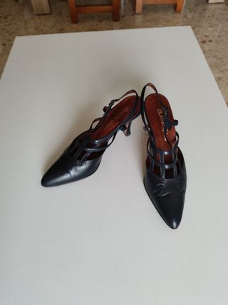 Zapatos de piel de mujer suela cuero de segunda mano por 5 EUR en Castellón  de la Plana en WALLAPOP