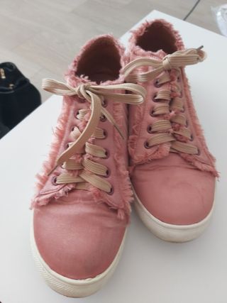Zapatillas rosa chicle de segunda mano por 4 EUR en Alicante en WALLAPOP