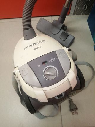 Aspiradora rowenta 1800w de segunda mano por 35 EUR en Barcelona en WALLAPOP