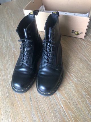 Dr Martens negras, talla 40 de segunda mano por 70 EUR en Madrid en WALLAPOP