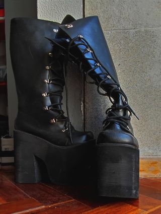 Botas negras altas de Plataforma de segunda mano por 30 EUR en Vigo en  WALLAPOP
