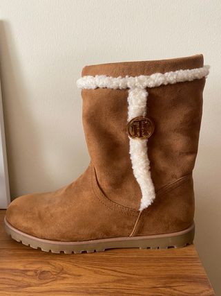 Botas ante Tommy Hilfiger de segunda mano por 70 EUR en Lugo en WALLAPOP