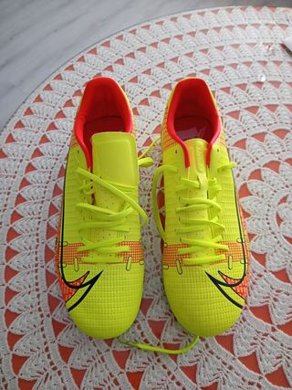Zapatillas de futbol. Talla 40 de segunda mano por 35 EUR en El Parador en  WALLAPOP