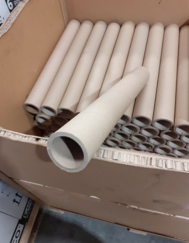 Tubo de cartón muy duro.