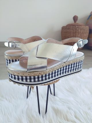 Sandalias plataforma plateadas Zara de segunda mano por 12 EUR en  Santesteban en WALLAPOP