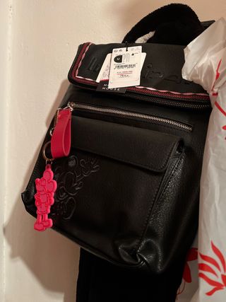 Mochila desigual mickey de segunda mano por 50 EUR en Sevilla en WALLAPOP