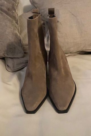 Botín tacón serraje cowboy ZARA de segunda mano por 45 EUR en Madrid en  WALLAPOP
