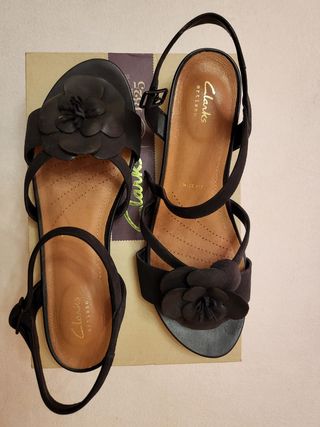 Sandalias negras Clarks de segunda mano por 37 EUR en Madrid en WALLAPOP