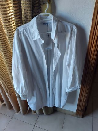 Camisa blanca oversize stradivarius talla M de segunda mano por 15 EUR en  Felanitx en WALLAPOP