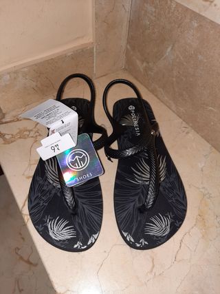 Chanclas polinesia de segunda mano por 5 EUR en Santiponce en WALLAPOP