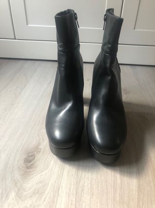 Botín negro tacón Mango de segunda mano por 10 EUR en Madrid en WALLAPOP