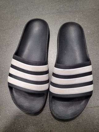 Chanclas Adidas talla 38 de segunda mano por 15 EUR en A Coruña en WALLAPOP