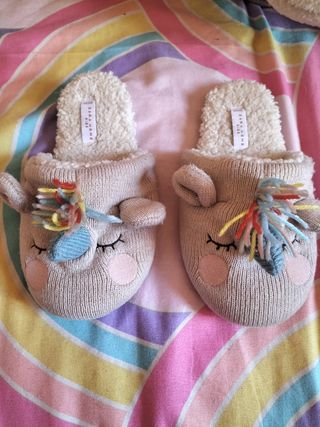 Zapatillas para andar por casa unicornio de Zara de segunda mano por 4 EUR  en Aranjuez en WALLAPOP