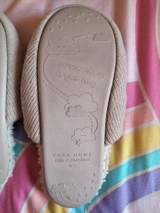 Zapatillas para andar por casa unicornio de Zara de segunda mano por 4 EUR  en Aranjuez en WALLAPOP