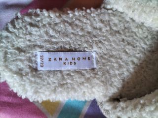 Zapatillas para andar por casa unicornio de Zara de segunda mano por 4 EUR  en Aranjuez en WALLAPOP