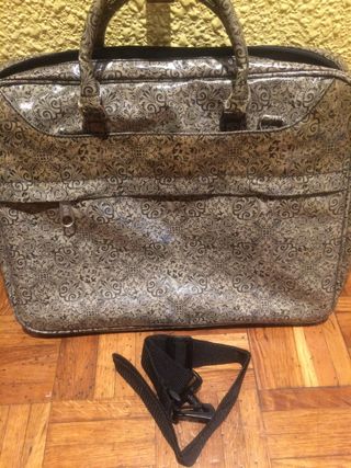 Maletín Misako para ordenador portátil de segunda mano por 8 EUR en  Zaragoza en WALLAPOP