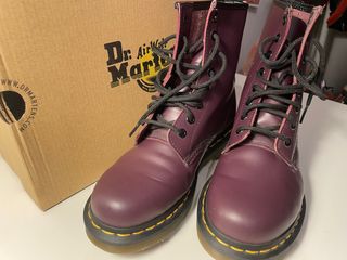 Botas Martens moradas 37 de segunda mano por 80 EUR en Barcelona en WALLAPOP