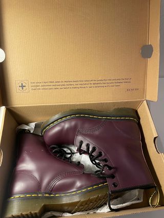 Botas Martens moradas 37 de segunda mano por 80 EUR en Barcelona en WALLAPOP