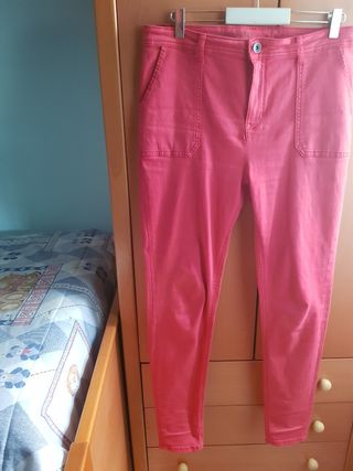 Pantalon vaquero rojo mujer talla 40 de segunda mano por 4 EUR en Sevilla  en WALLAPOP