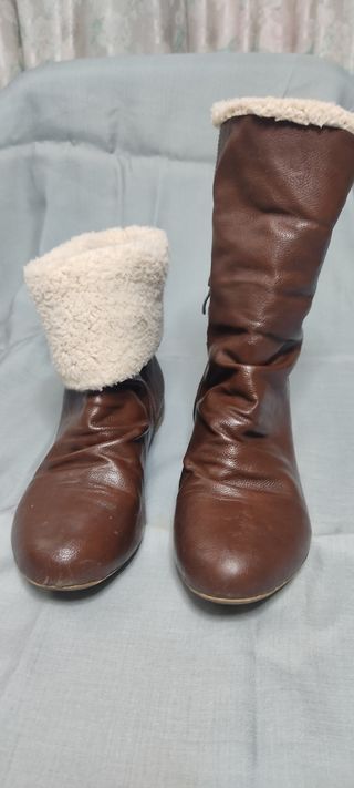 Botas marrones planas de segunda mano por 8 EUR en Valencia en WALLAPOP