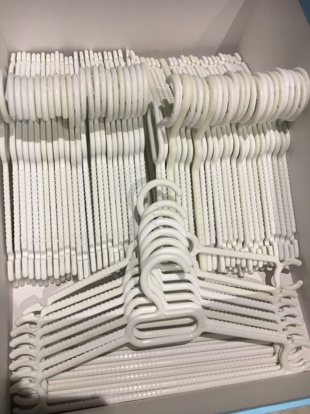 Perchas infantiles plástico blanco