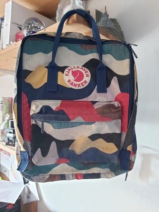 Mochila Fjallraven Kanken Art 16l de segunda mano por 35 EUR en  Castelldefels en WALLAPOP
