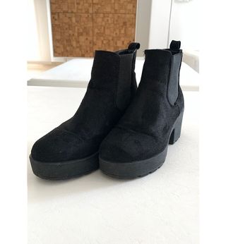 Botines negros de terciopelo con tacón talla 39 de segunda mano por 20 EUR  en Valencia en WALLAPOP