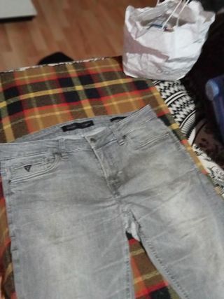 Pantalón hombre Guess talla 44 de segunda mano por 6 EUR en Barcelona en  WALLAPOP