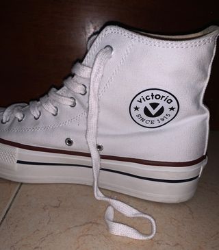 Zapatillas Victoria Altas con plataforma Blancas de segunda mano por 20 EUR  en Canovelles en WALLAPOP