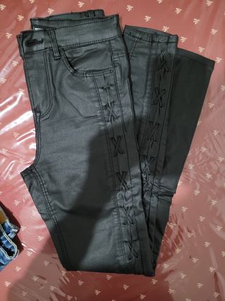 Pantalon polipiel de Stradivarius talla34 de segunda mano por 3 EUR en  Melilla en WALLAPOP