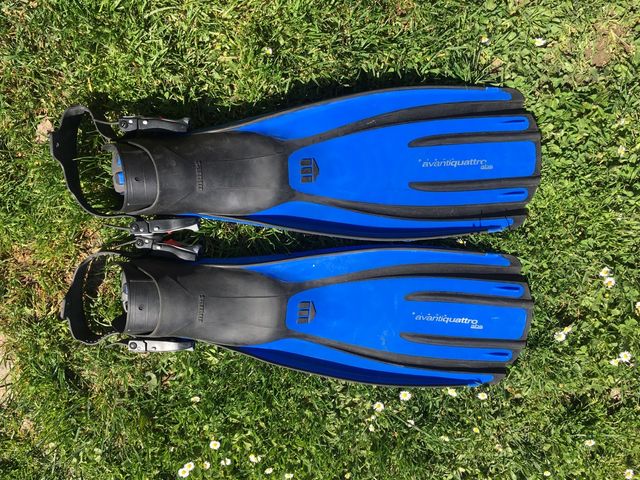 Aletas de buceo abiertas