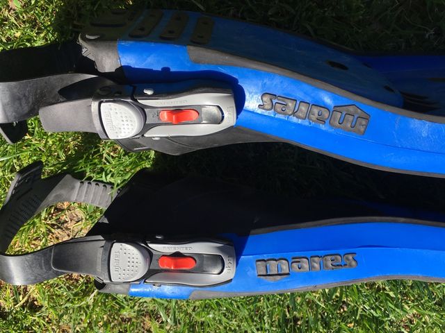 Aletas de buceo abiertas