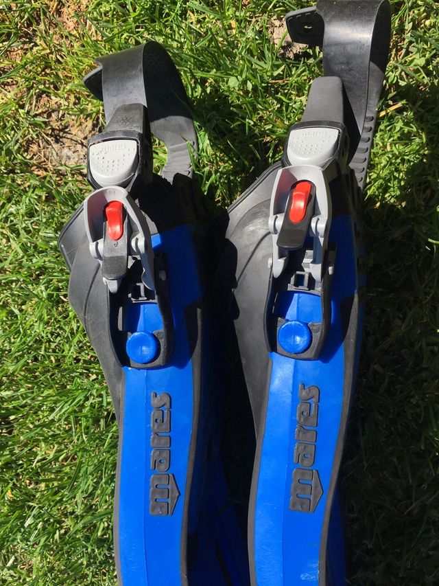 Aletas de buceo abiertas