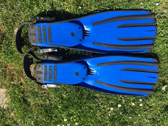 Aletas de buceo abiertas
