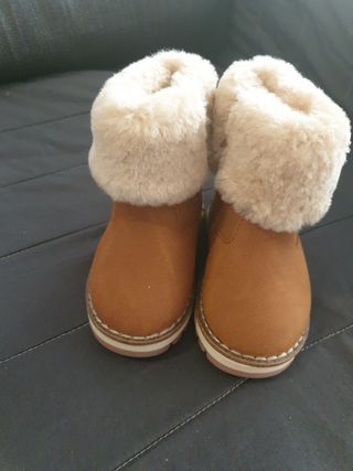 Botas con forro borrego. Zara. Talla 20. Nuevas. de segunda mano por 7 EUR  en Madrid en WALLAPOP
