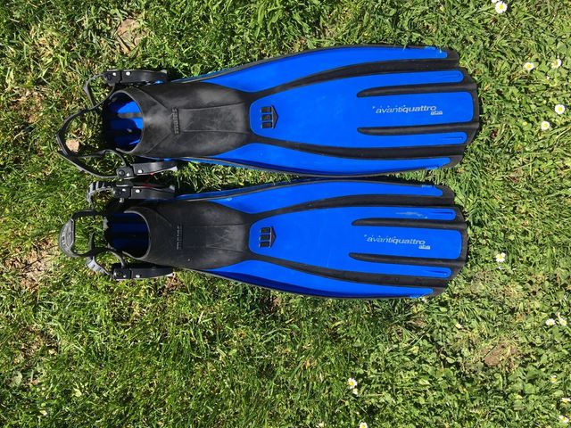 Aletas de buceo abiertas