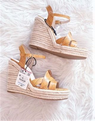 Sandalias cuña esparto mostaza Zara efecto croco de segunda mano por 25 EUR  en Paracuellos de Jarama en WALLAPOP